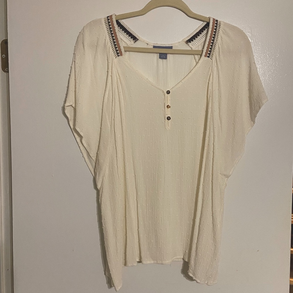 Perfect for summer! Laura Scott Cream Textured Flutter Short Sleeve Peasant Top
